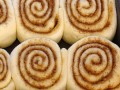 Rollos polacos de trigo sarraceno y patatas y salsa de eneldo servidos con mousse de frambuesas (en polaco)