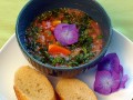 Gà chay gừng, cà chua 
và canh rau xanh
